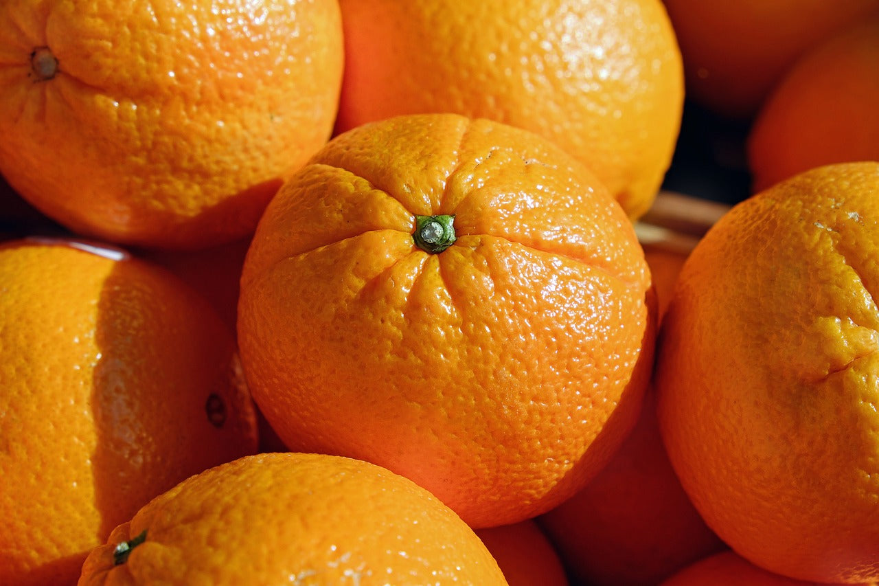 Close-up of fresh oranges.